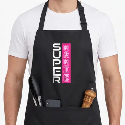 Tablier de cuisine noir avec inscription Super Mamie en lettres blanches et roses verticales.