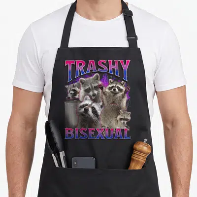 Tablier de cuisine noir avec illustration de rats laveurs et texte Trashy Bisexual en lettres dégradées violettes et bleues.