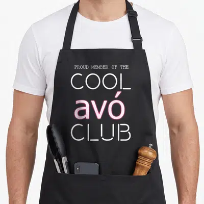 Tablier de cuisine noir avec inscription Proud member of the Cool avó Club en blanc et rose.