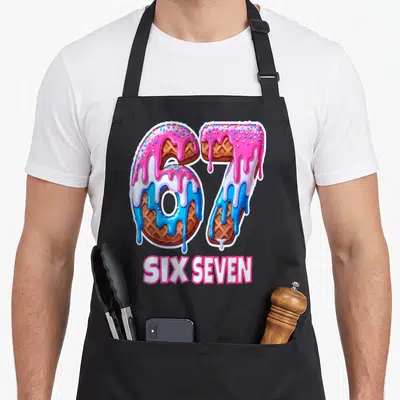 Tablier de cuisine noir avec le chiffre 67 stylisé en gaufre recouverte de glaçage rose et bleu et l'inscription Six Seven en bas.