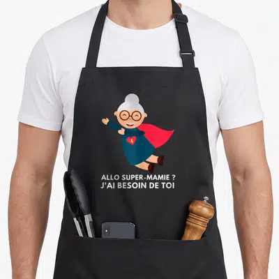 Tablier de cuisine noir avec illustration d'une super-mamie aux lunettes et cape rouge s'envolant joyeusement.