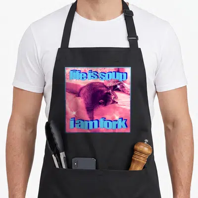 Tablier de cuisine noir avec illustration d'un renard sur fond rose et texte Life is soup i am fork en bleu.