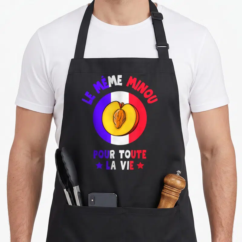 Tablier de cuisine noir avec illustration d'abricot et texte Le Même Minou Pour Toute La Vie aux couleurs du drapeau français.