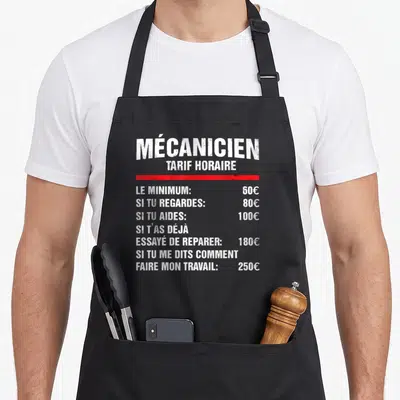 Tablier de cuisine noir avec tarif horaire mécanicien humoristique en typographie blanche et rouge sur fond gris.