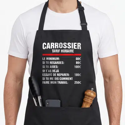 Tablier de cuisine noir avec une liste de tarifs horaires de carrossier imprimée en blanc et rouge sur le devant.