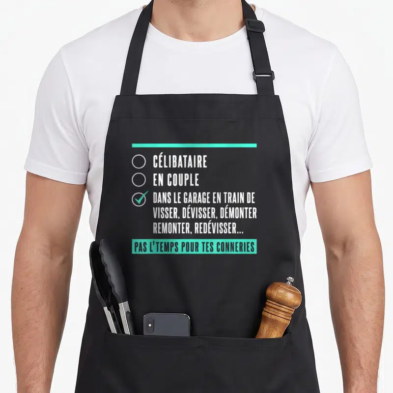 Tablier de cuisine noir avec inscription blanche et turquoise listant des options dont celle du garage est validée par une coche.