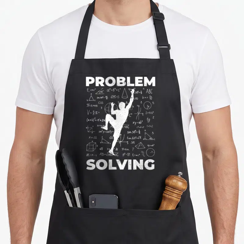 Tablier de cuisine noir avec silhouette grimpeur, formules mathématiques et texte Problem Solving en blanc.