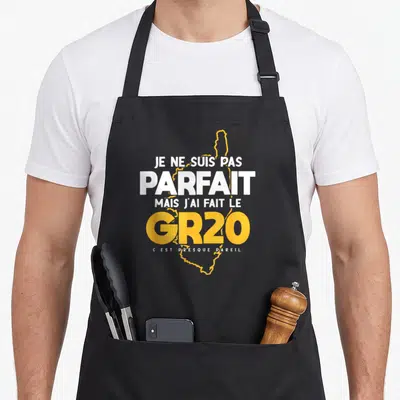 Tablier de cuisine noir avec l'inscription Je ne suis pas parfait mais j'ai fait le GR20 et une silhouette jaune de la Corse.