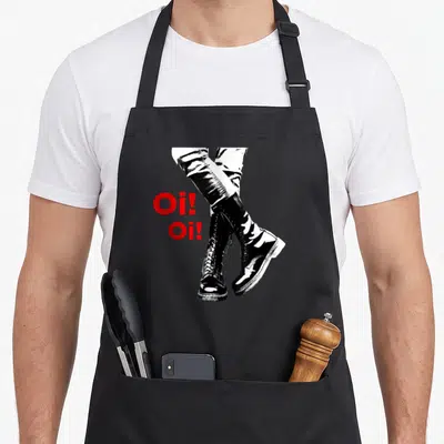 Tablier de cuisine noir avec bottes noires et texte rouge Oi Oi Ska.