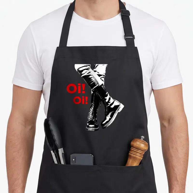 Tablier de cuisine noir avec bottes noires et texte rouge Oi Oi Ska.