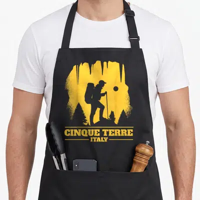 Tablier de cuisine noir avec silhouette de randonneur et inscription Cinque Terre Italy en jaune.