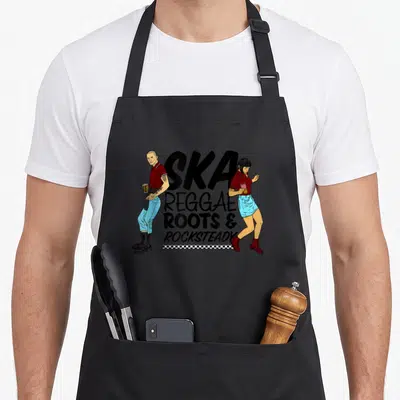 Tablier de cuisine noir avec illustration Ska Reggae Roots Rocksteady et deux personnages en tenue skinhead tenant des verres.