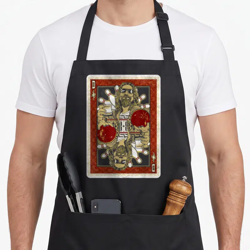 Tablier de cuisine noir avec illustration carte à jouer rouge et dorée représentant un homme au bowling et des quilles.