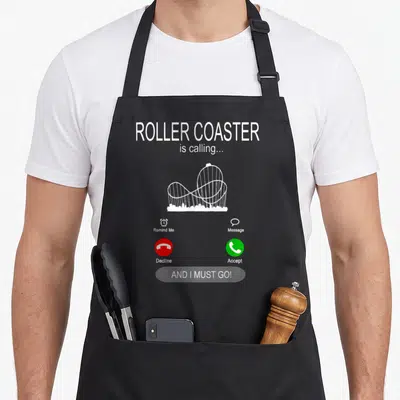 Tablier de cuisine noir avec illustration blanche d'un appel de roller coaster et boutons accepter ou refuser.