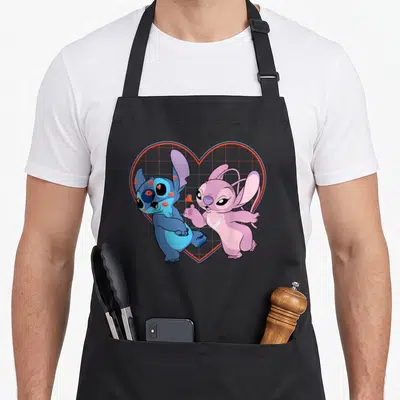Tablier de cuisine noir avec Lilo et Stitch roses et bleus devant un cœur géométrique rétro