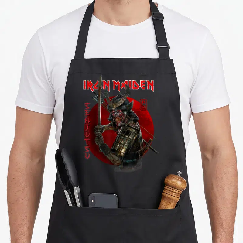 Tablier de cuisine noir avec illustration Eddie samouraï devant cercle rouge et texte IRON MAIDEN SENJUTSU