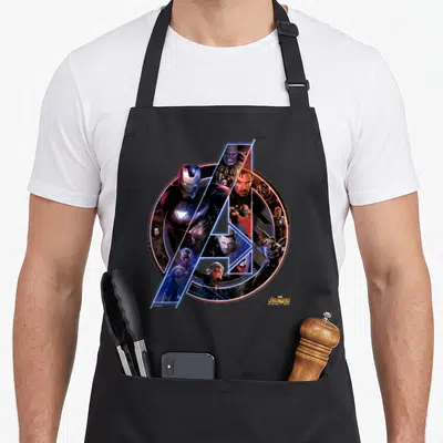 Tablier de cuisine noir avec un grand logo Avengers Infinity War aux couleurs néon et des portraits de personnages.