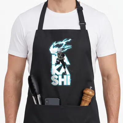 Tablier de cuisine noir avec illustration de Kakashi et son nom en grandes lettres blanches et lumineuses.