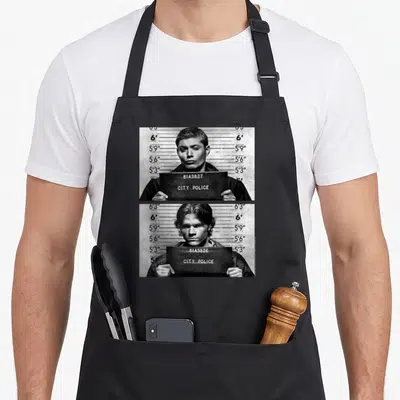 Tablier de cuisine noir avec deux photos d'identité en noir et blanc de personnages masculins tenant un panneau City Police.