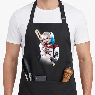 Tablier de cuisine noir avec Harley Quinn tenant une batte de baseball portant l'inscription Good Night en lettres rouges.