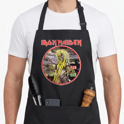 Tablier de cuisine noir avec illustration circulaire d'Eddie tenant un marteau ensanglanté sous le logo Iron Maiden.