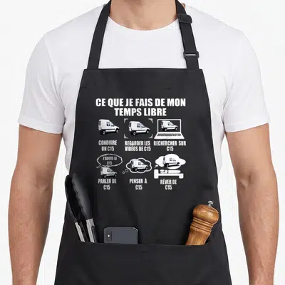 Tablier de cuisine noir avec illustration blanche d'une Citroën C15 et textes humoristiques sur le temps libre, ordinateur et dreams.