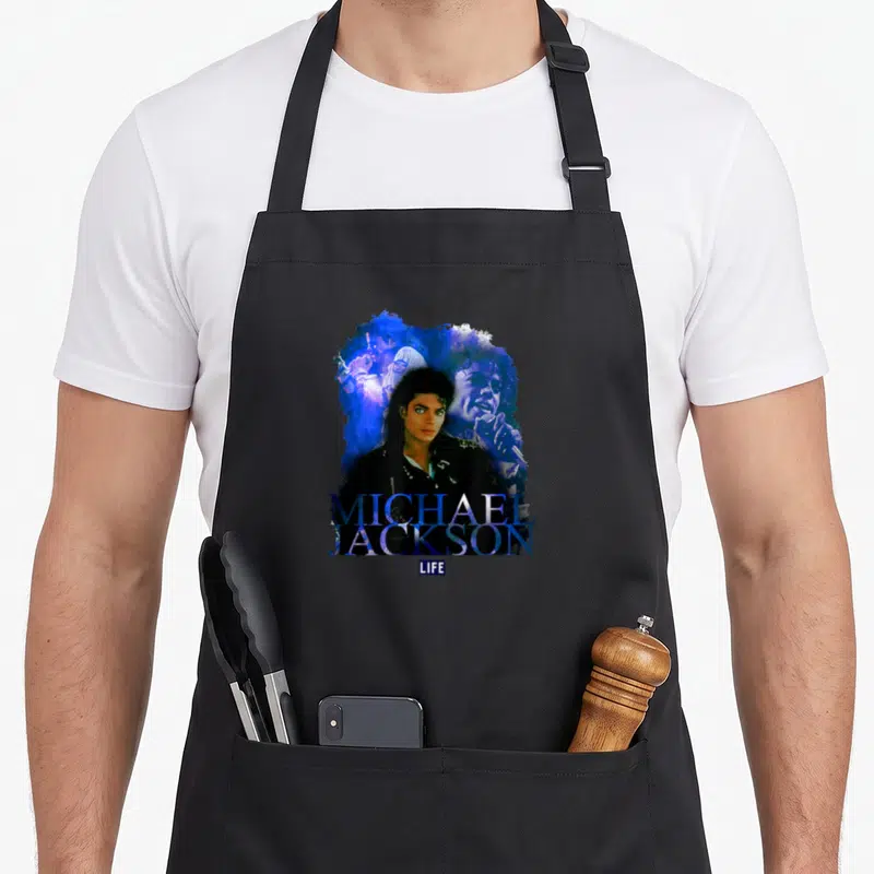 Tablier de cuisine noir avec collage artistique bleu et blanc de Michael Jackson et le mot LIFE imprimé en bas.