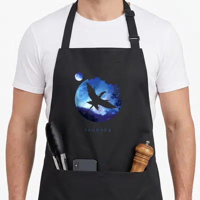 Tablier de cuisine noir avec silhouette d'oiseau volant devant un globe planétaire bleu et le mot PANDORA en bas.