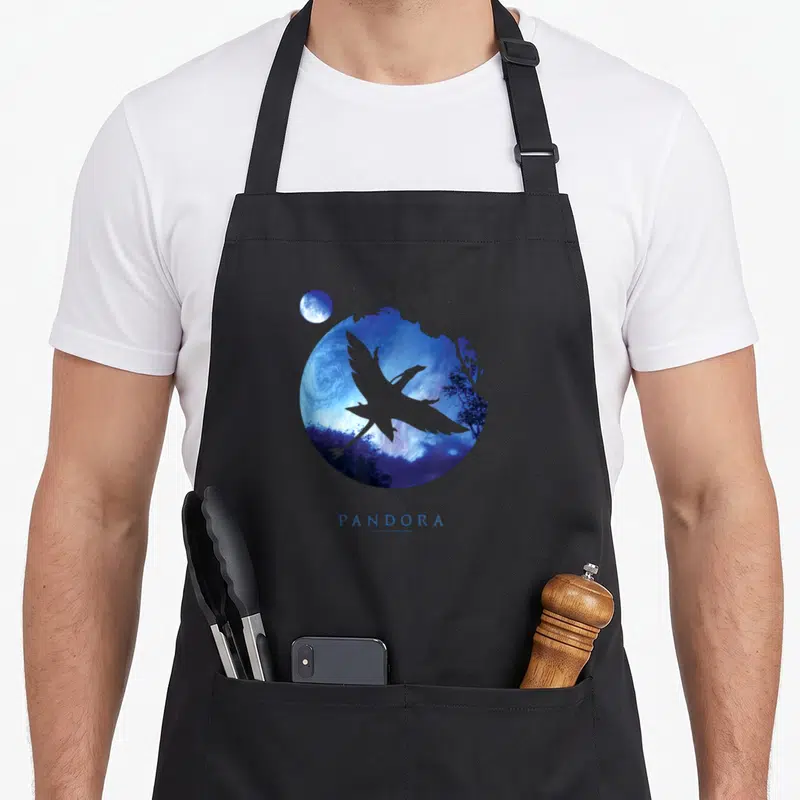 Tablier de cuisine noir avec silhouette d'oiseau volant devant un globe planétaire bleu et le mot PANDORA en bas.