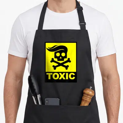 Tablier de cuisine noir avec illustration carrée jaune montrant un crâne stylisé et le mot TOXIC en bas.