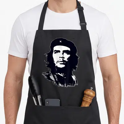 Tablier de cuisine noir avec le portrait stylisé en noir et blanc de Che Guevara coiffé de sa béret à l'étoile.