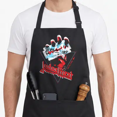 Tablier de cuisine noir avec poing tenant un rasoir et logo Judas Priest en rouge.