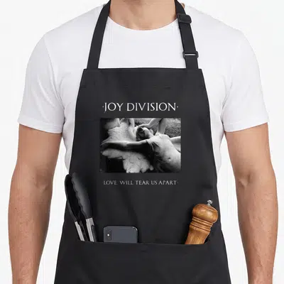 Tablier de cuisine noir avec illustration en noir et blanc d'une statue angélique et du texte blanc.