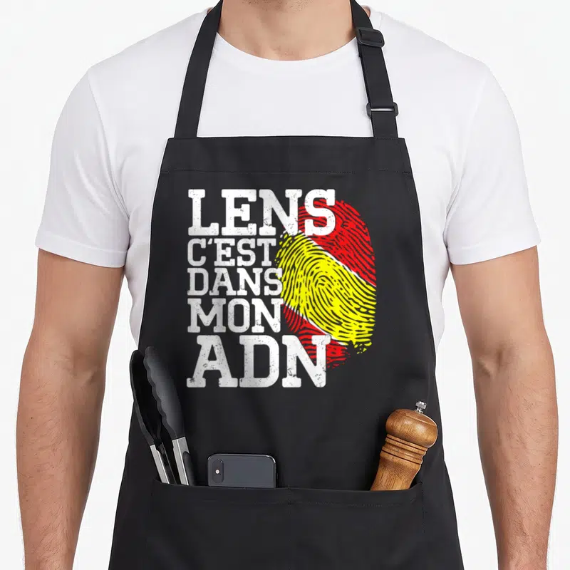 Tablier de cuisine noir avec l'inscription Lens c'est dans mon ADN et une empreinte digitale rouge et jaune.