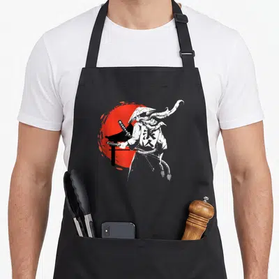 Tablier de cuisine noir avec illustration samouraï masque tentaculaire katana soleil rouge et portail torii noir.