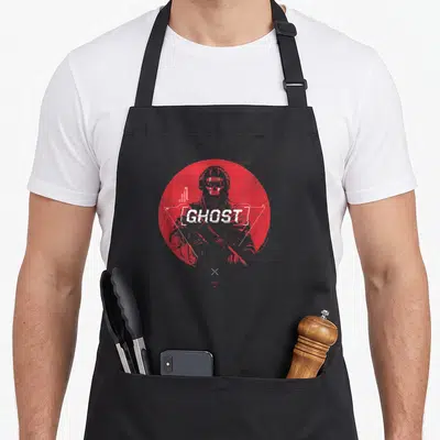 Tablier de cuisine noir avec illustration du personnage Ghost sur fond circulaire rouge et texte blanc.