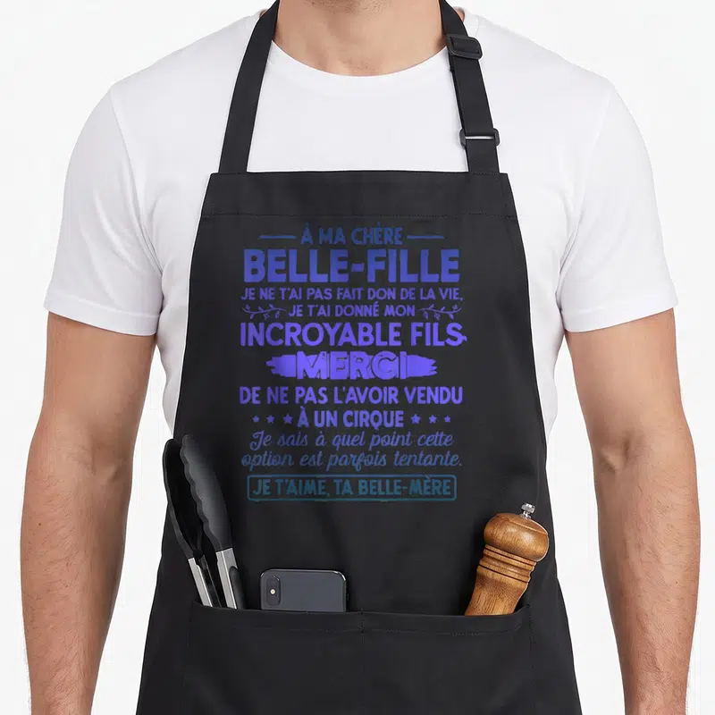 Tablier de cuisine noir avec texte bleu à ma chère belle-fille et message humoristique sur l'incroyable fils.
