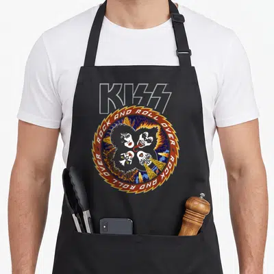 Tablier de cuisine noir avec le logo circulaire KISS et les membres du groupe au milieu de flammes dorées.