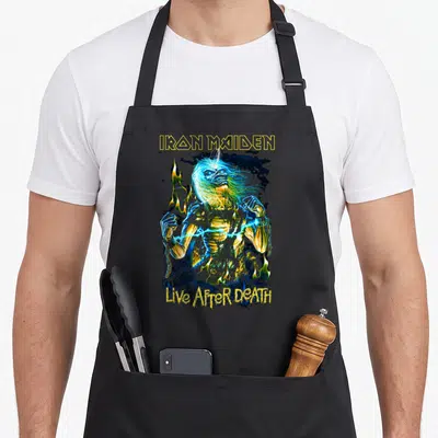 Tablier de cuisine noir avec une illustration colorée d'Eddie et le texte Iron Maiden Live After Death en jaune.