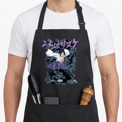 Tablier de cuisine noir avec illustration de Sasuke Uchiha brandissant une épée sous des caractères japonais violets.