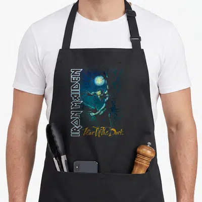Tablier de cuisine noir avec illustration d'Eddie et texte vertical Iron MaidenFear of the Dark en bas