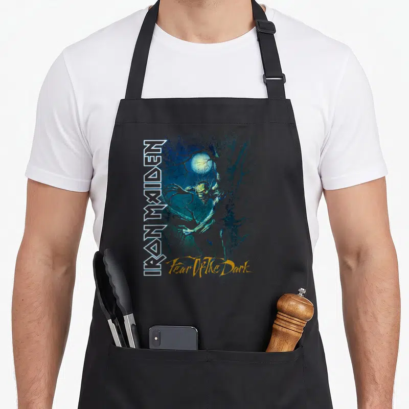 Tablier de cuisine noir avec illustration d'Eddie et texte vertical Iron MaidenFear of the Dark en bas