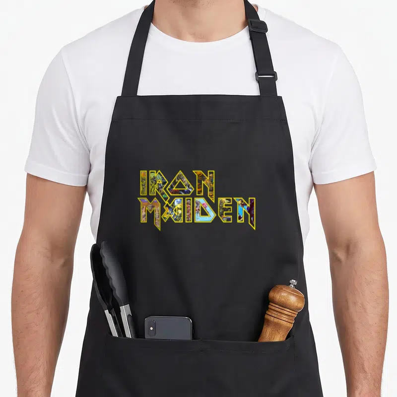 Tablier de cuisine noir avec le logo Iron Maiden aux lettres multicolores et contours jaunes.