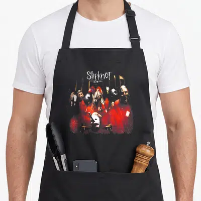 Tablier de cuisine noir avec illustration rouge des membres Slipknot portant leurs masques et le logo du groupe en haut.