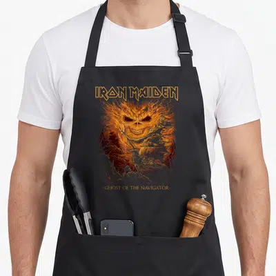 Tablier de cuisine noir avec le fantôme du navigateur d'Iron Maiden en orange et gris.