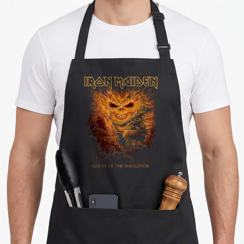 Tablier de cuisine noir avec le fantôme du navigateur d'Iron Maiden en orange et gris.