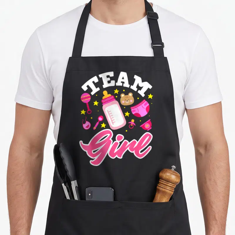 Tablier de cuisine noir avec illustration Team Girl rose, biberon, ours et étoiles jaunes.