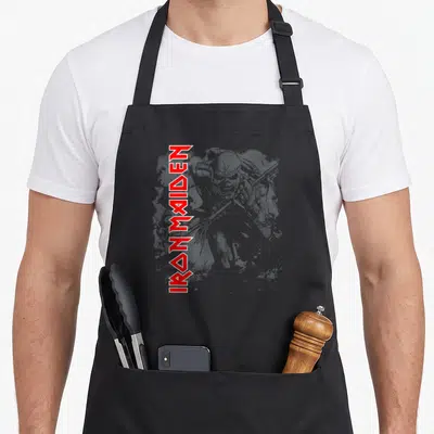 Tablier de cuisine noir avec le logo Iron Maiden vertical rouge et une illustration grise du Trooper brandissant une arme.