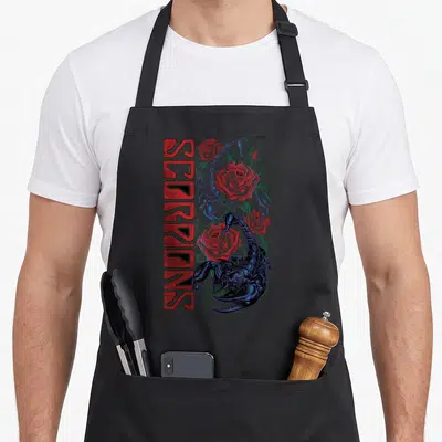 Tablier de cuisine noir avec logo Scorpions rouge vertical, scorpion bleu et roses rouges stylisées.