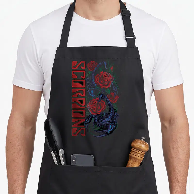 Tablier de cuisine noir avec logo Scorpions rouge vertical, scorpion bleu et roses rouges stylisées.